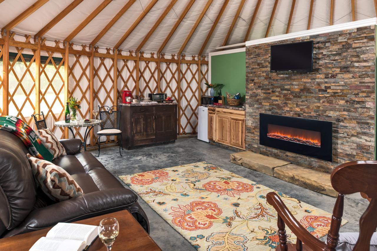 Yale Manor B&B & Yurt Glamping ภายนอก รูปภาพ