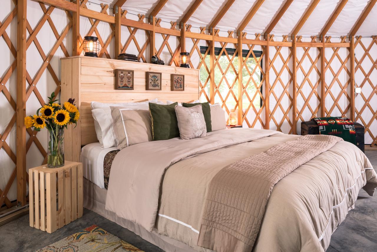 Yale Manor B&B & Yurt Glamping ภายนอก รูปภาพ