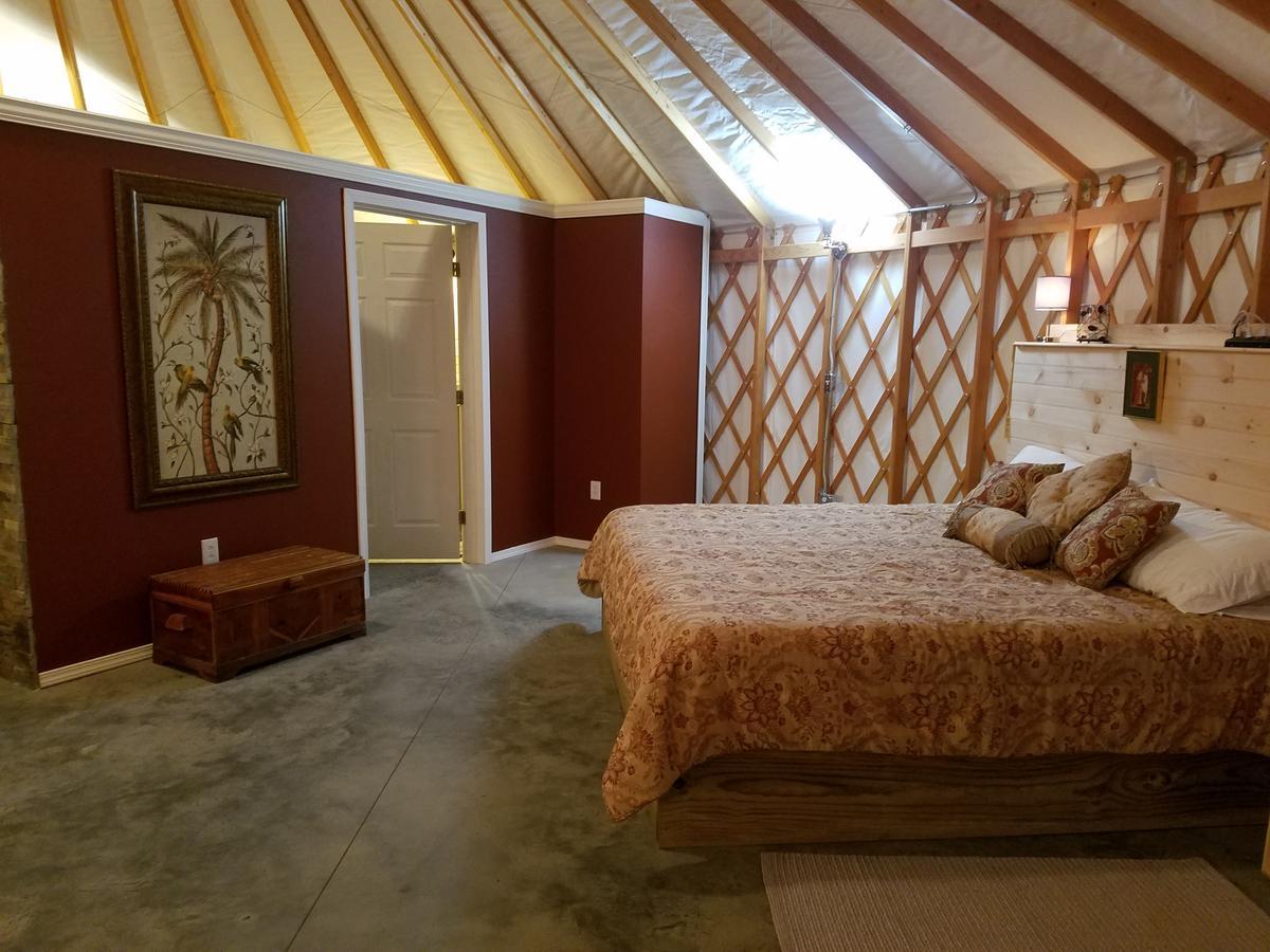 Yale Manor B&B & Yurt Glamping ภายนอก รูปภาพ