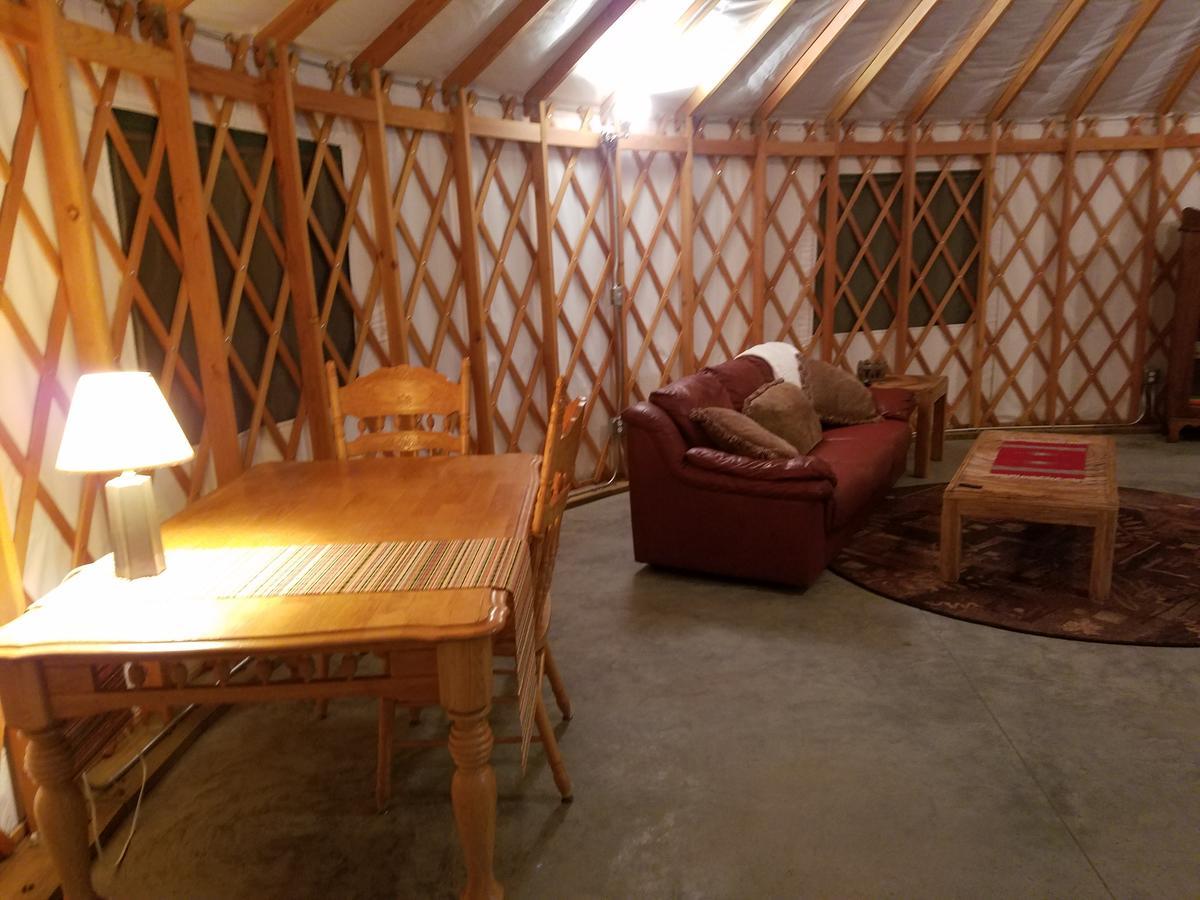 Yale Manor B&B & Yurt Glamping ภายนอก รูปภาพ