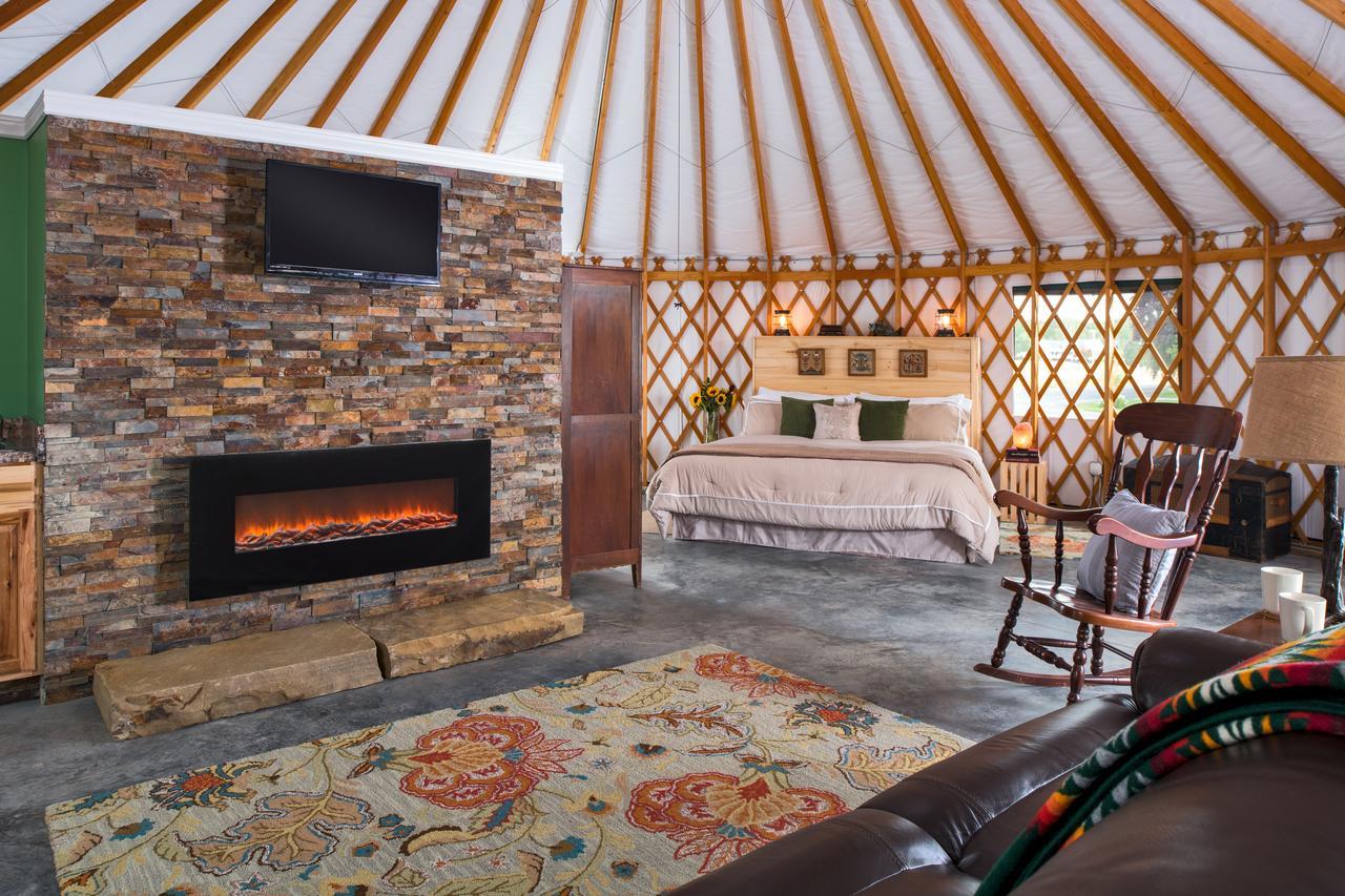Yale Manor B&B & Yurt Glamping ภายนอก รูปภาพ