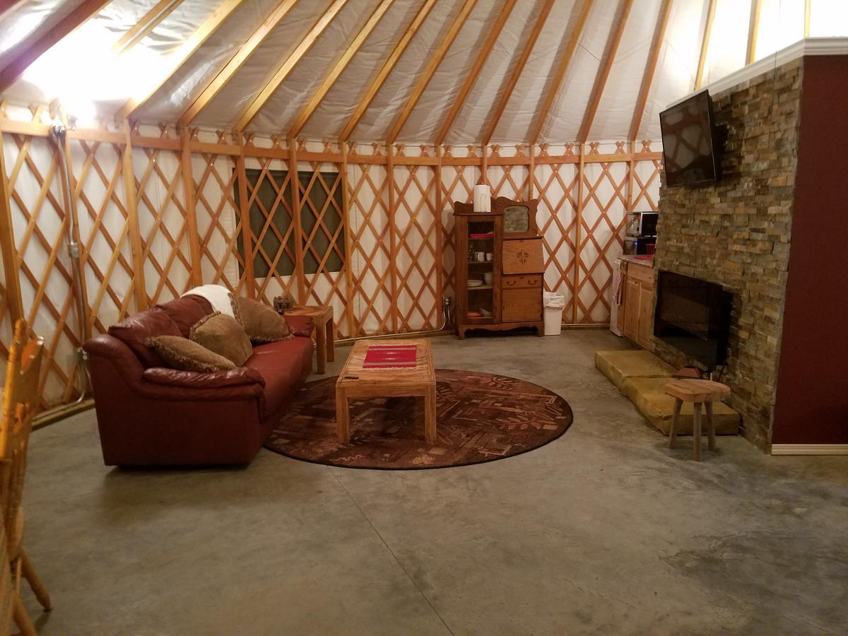 Yale Manor B&B & Yurt Glamping ภายนอก รูปภาพ