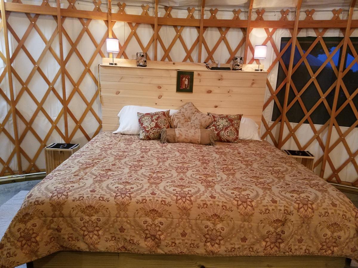 Yale Manor B&B & Yurt Glamping ภายนอก รูปภาพ