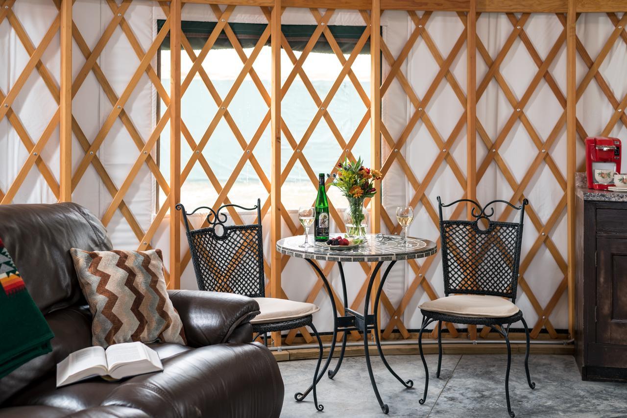 Yale Manor B&B & Yurt Glamping ภายนอก รูปภาพ
