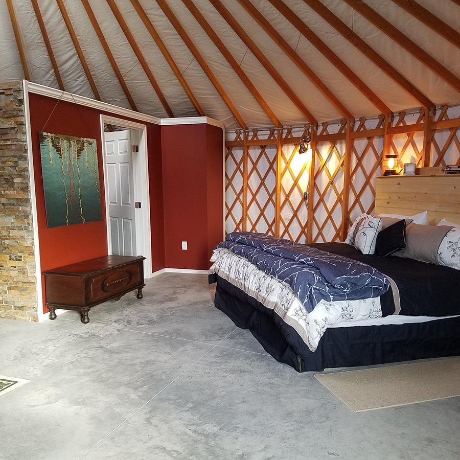 Yale Manor B&B & Yurt Glamping ภายนอก รูปภาพ